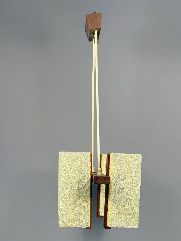 Chandelier scandinave en teck massif avec abat-jours en résine plexiglass – années 1960