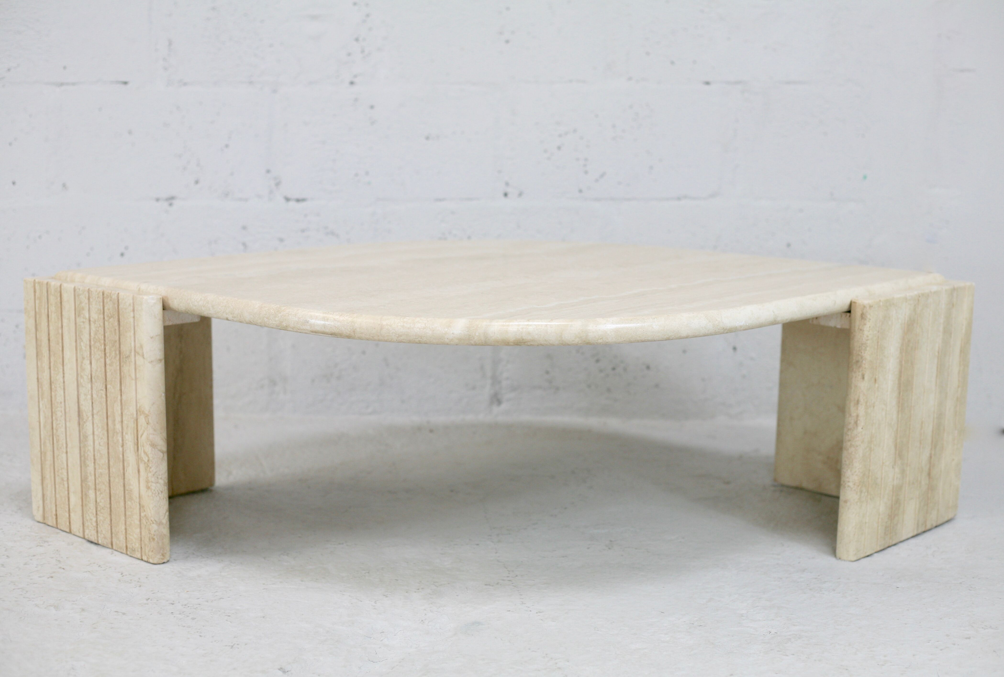 Table basse de forme courbe, travertin, France, circa 1970.