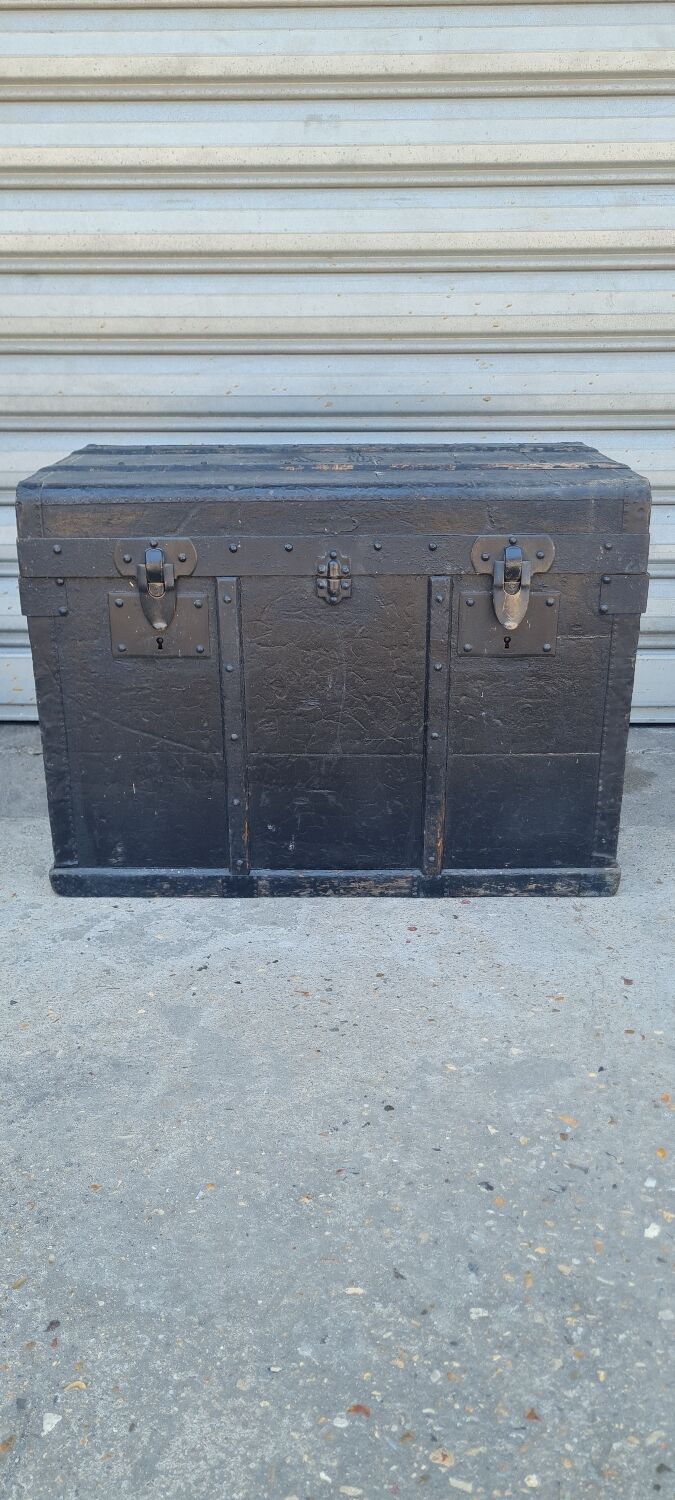 Old trunk lavolaille Paris