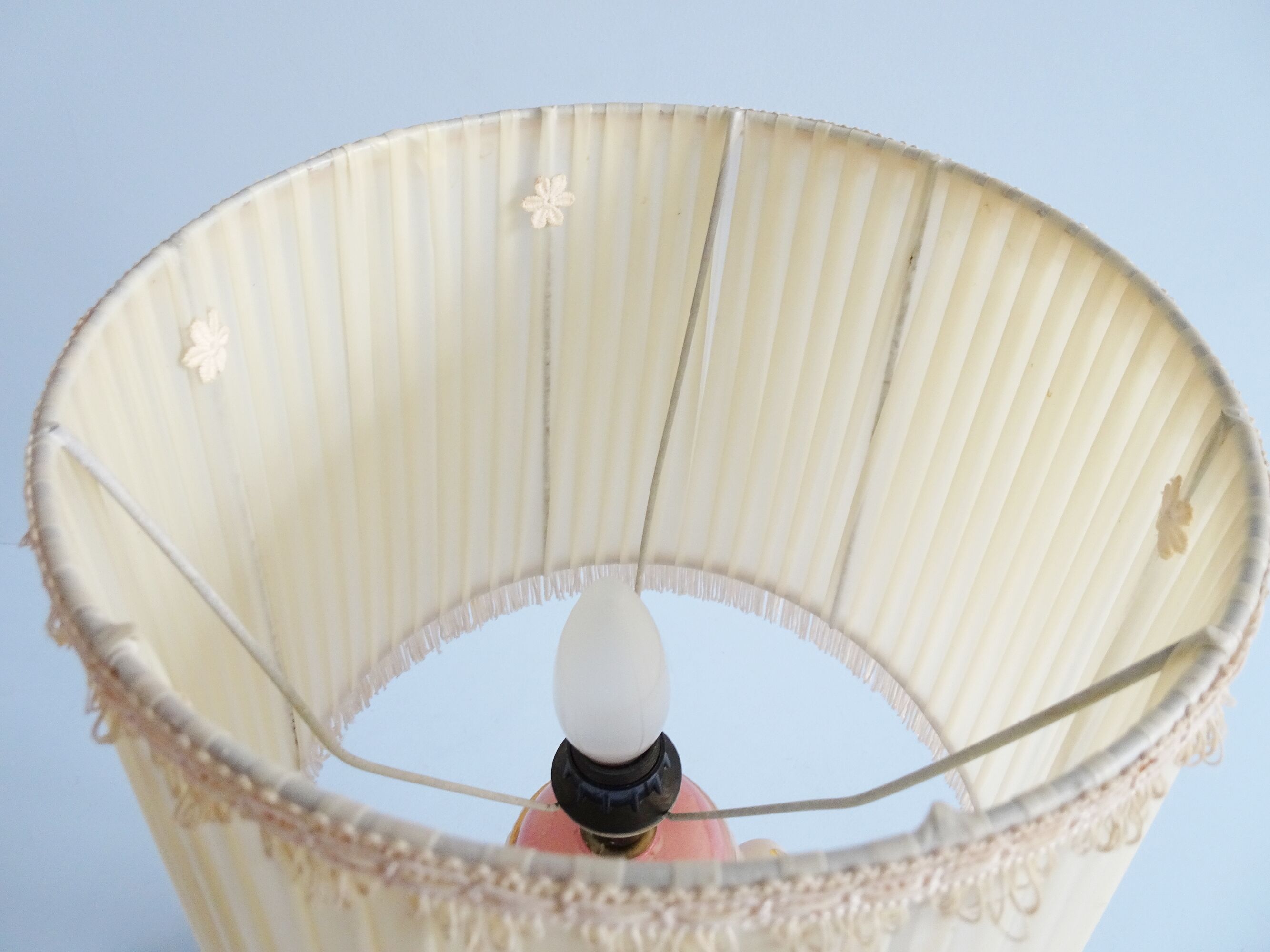 Lampe de table en céramique italienne rose blanc avec des détails d’or