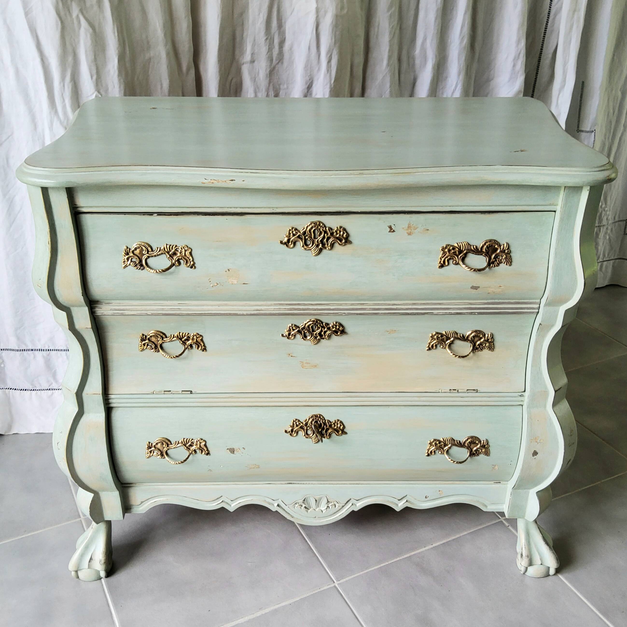 Commode galbée patinée