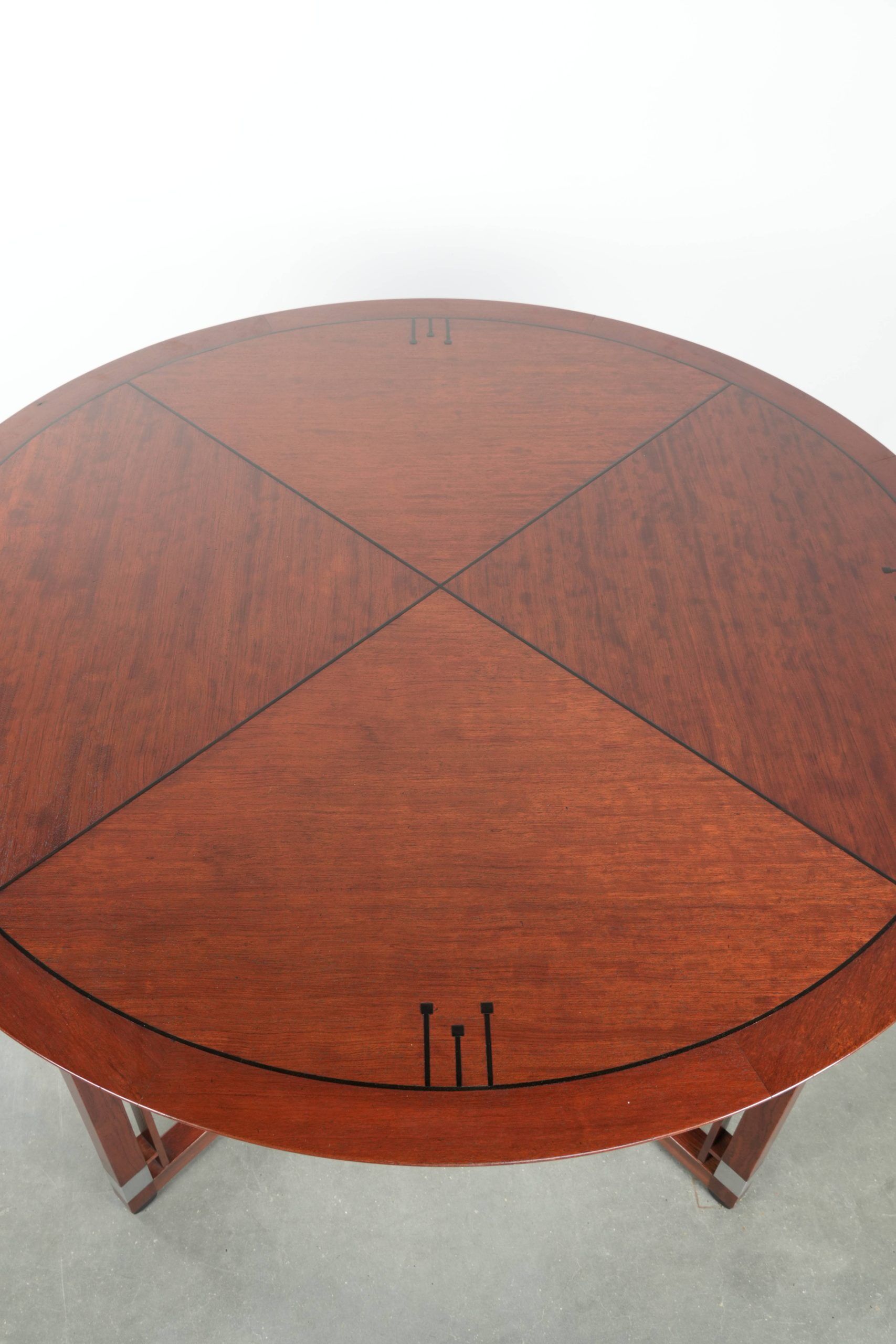 Round Art Deco design dining table for 4 people in good condition