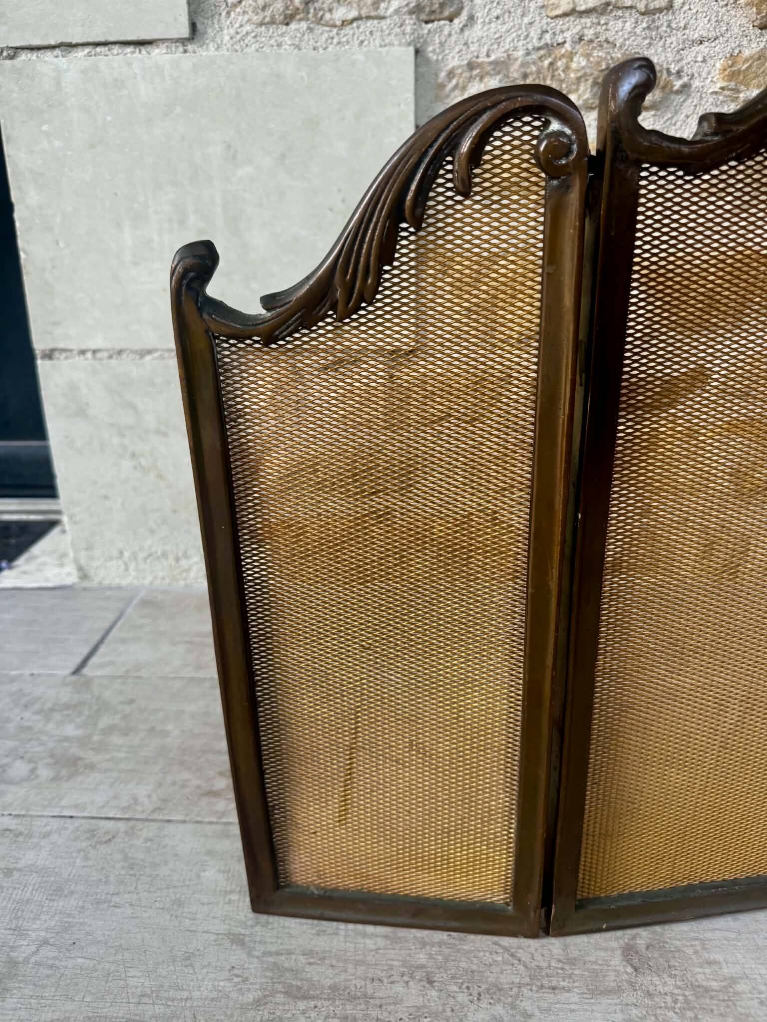 Fireplace screen in brass, Louis XV style.