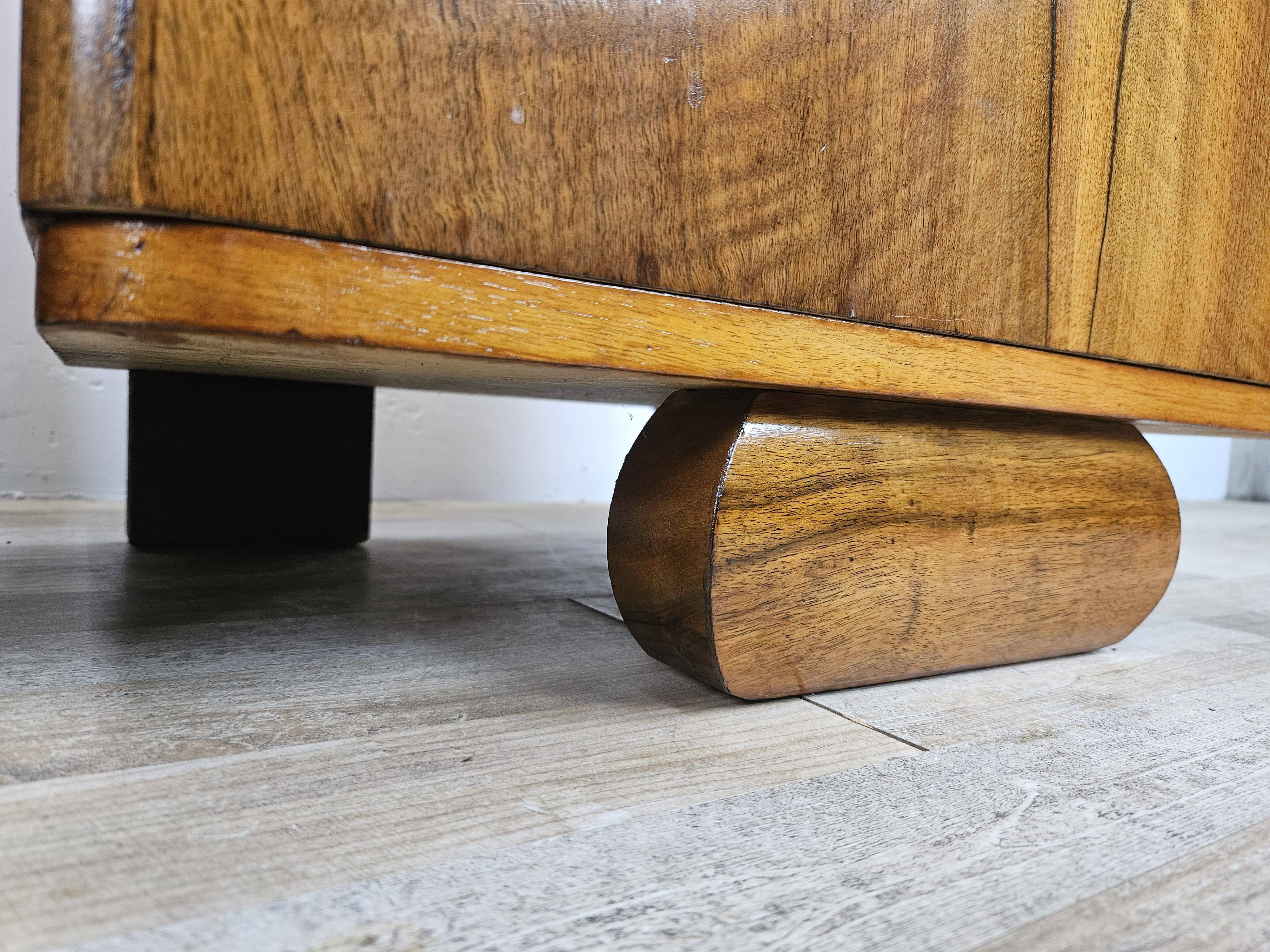 Art Decò bedside tables in walnut and brass, 1940