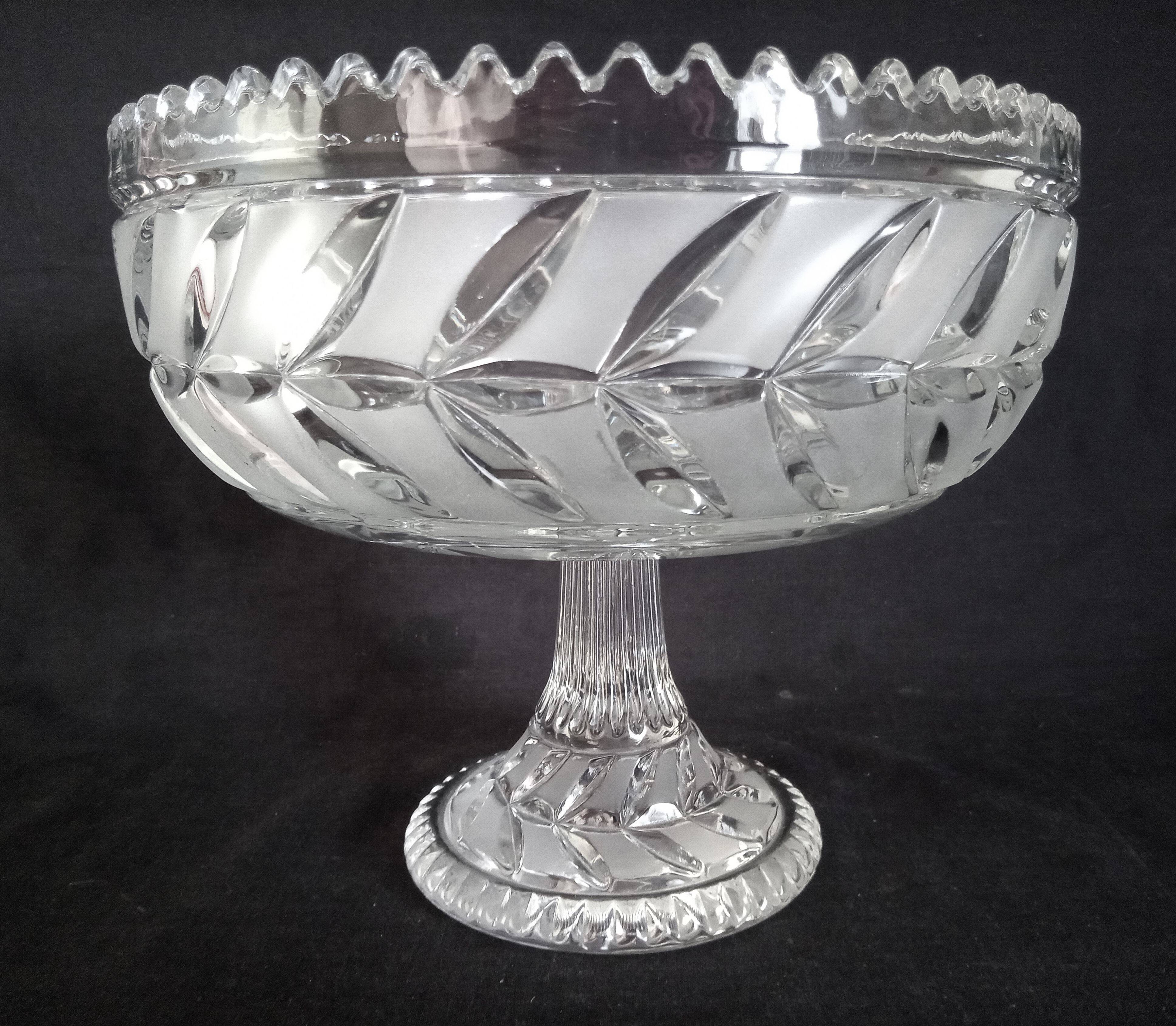 Centerpiece (or fruit bowl) on a cut crystal stand