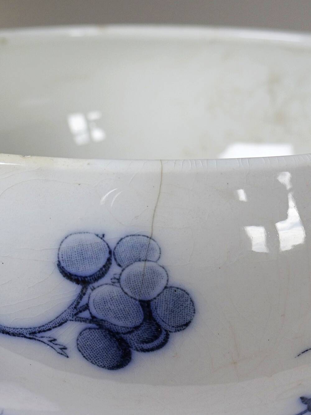 Fine earthenware soup tureen Sarreguemines model Carmen, blue decoration 19th-20th century.