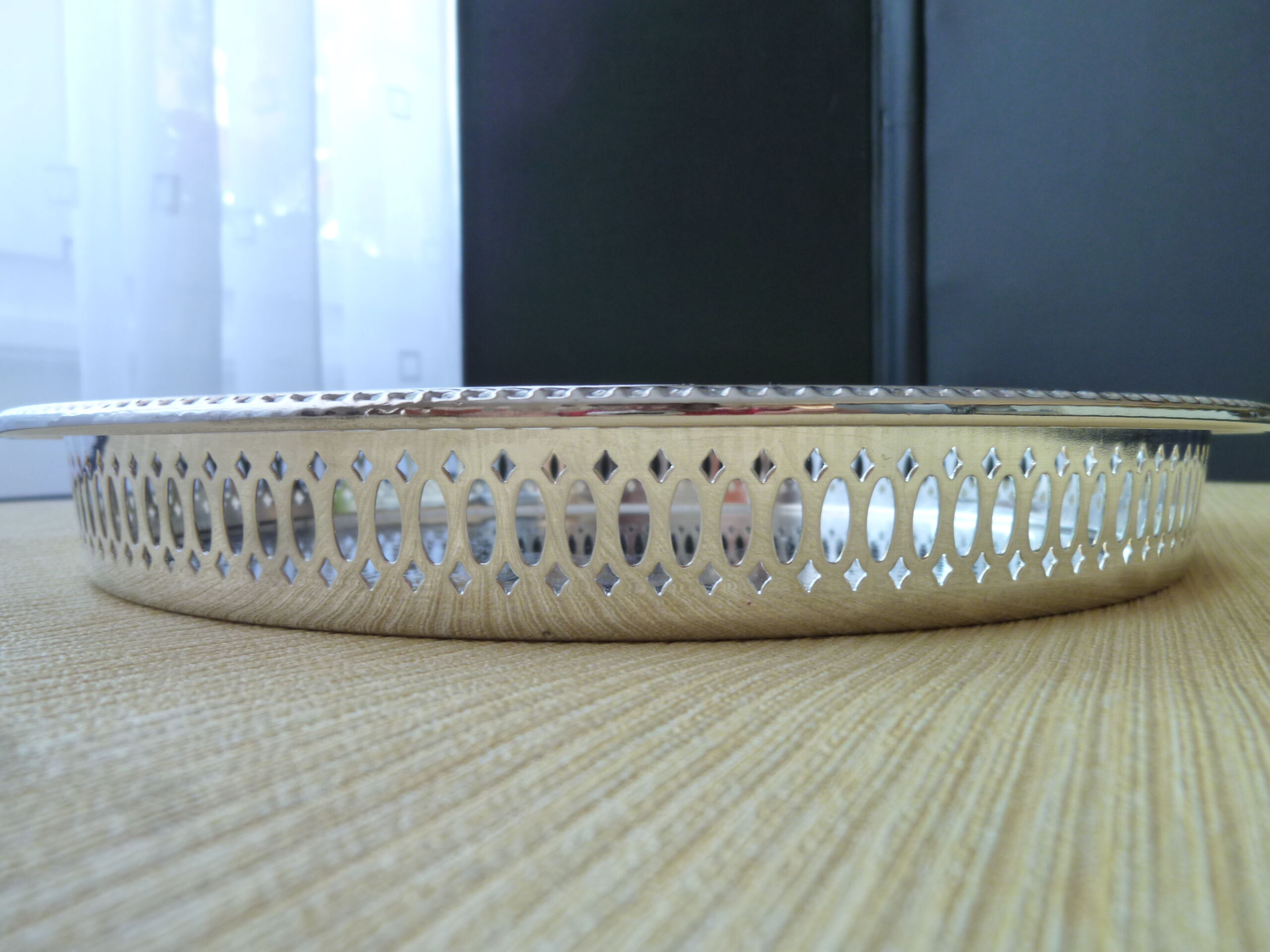 Silver metal serving top28 cm engraved decoration, openwork border