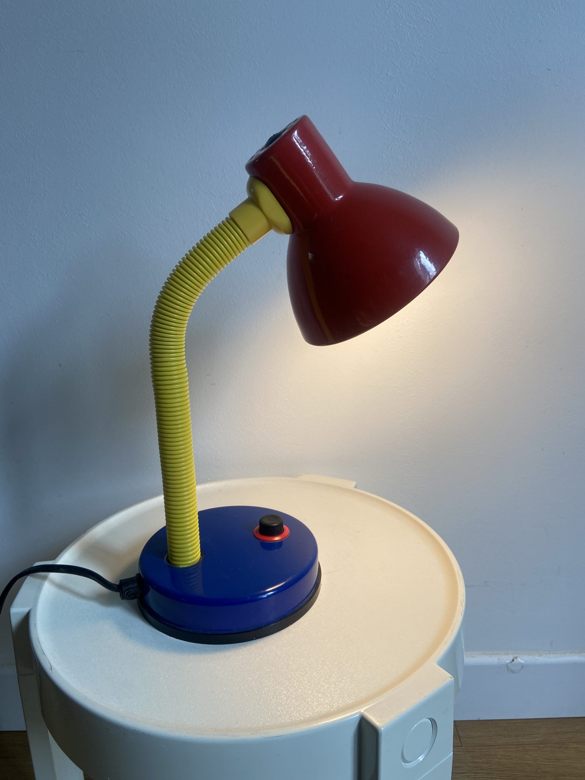 Lampe de bureau colorée esprit “memphis style”