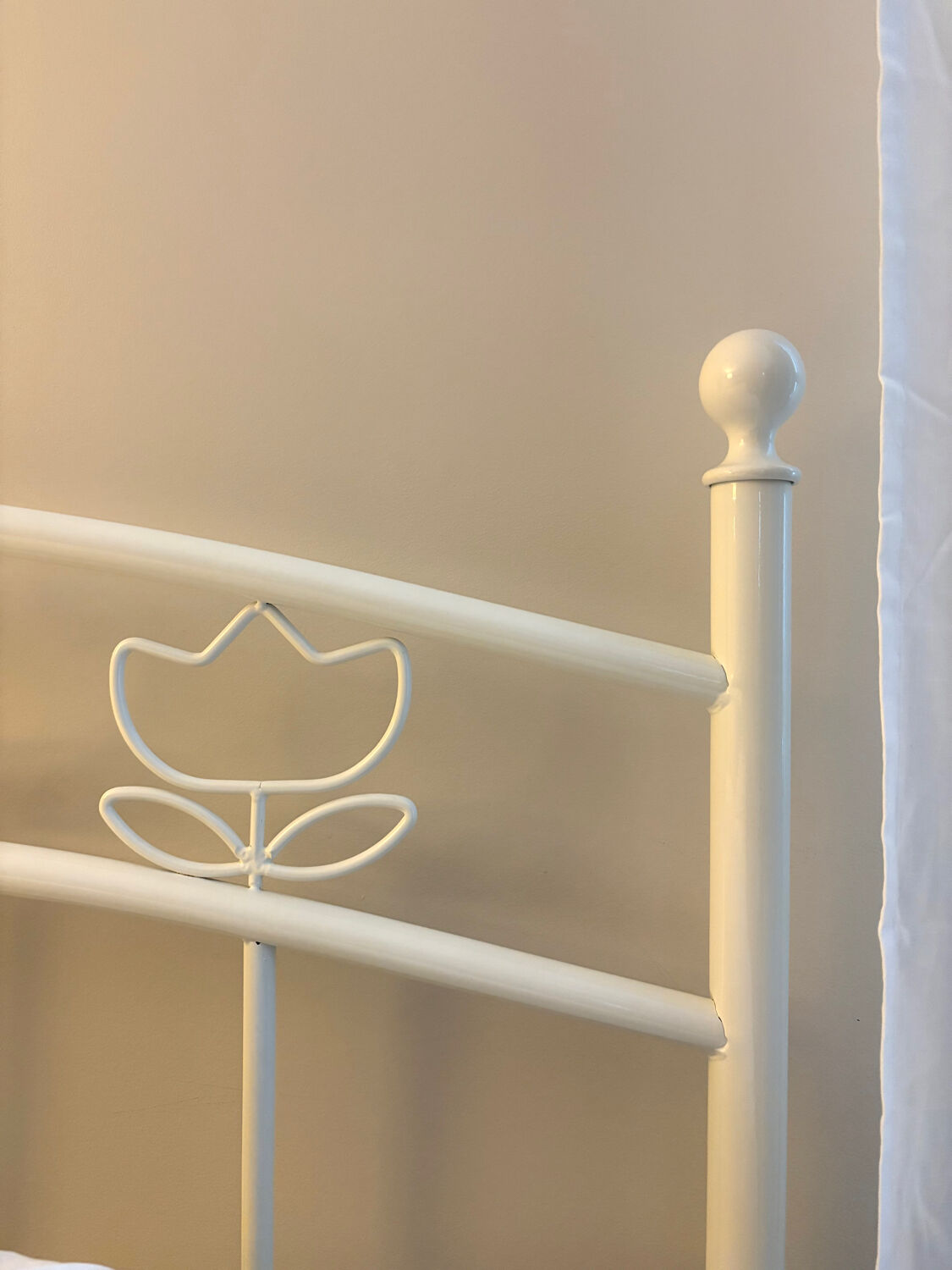 Double bed "Tulipes" in white metal from the 2000s.