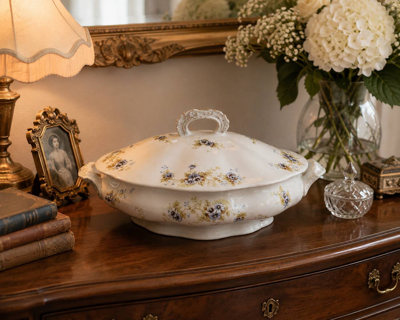 Soup tureen "Aux Lions de Faïence" Paris - Perfect Condition