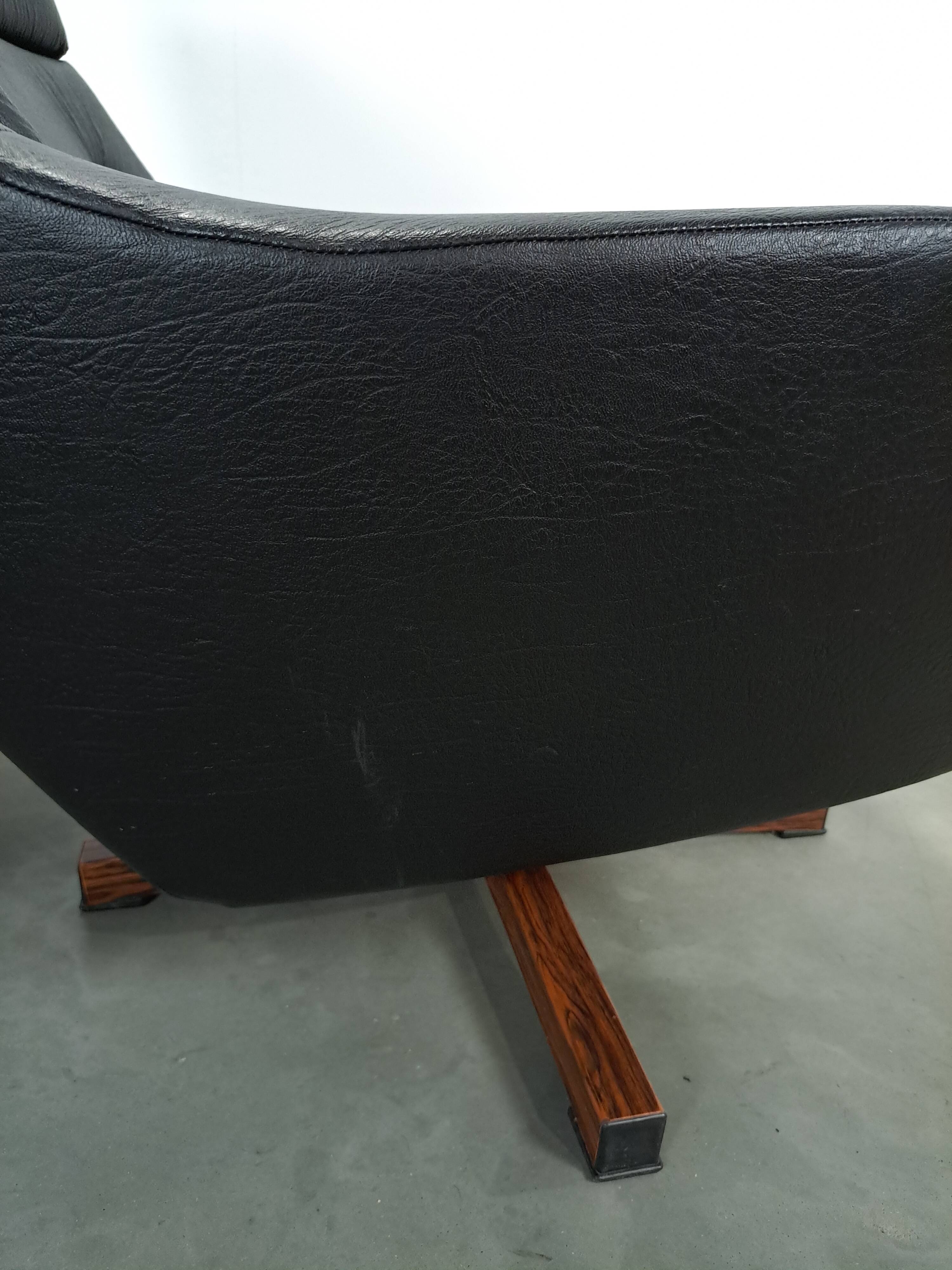 Fauteuil pivotant en similicuir noir provenant de Suède