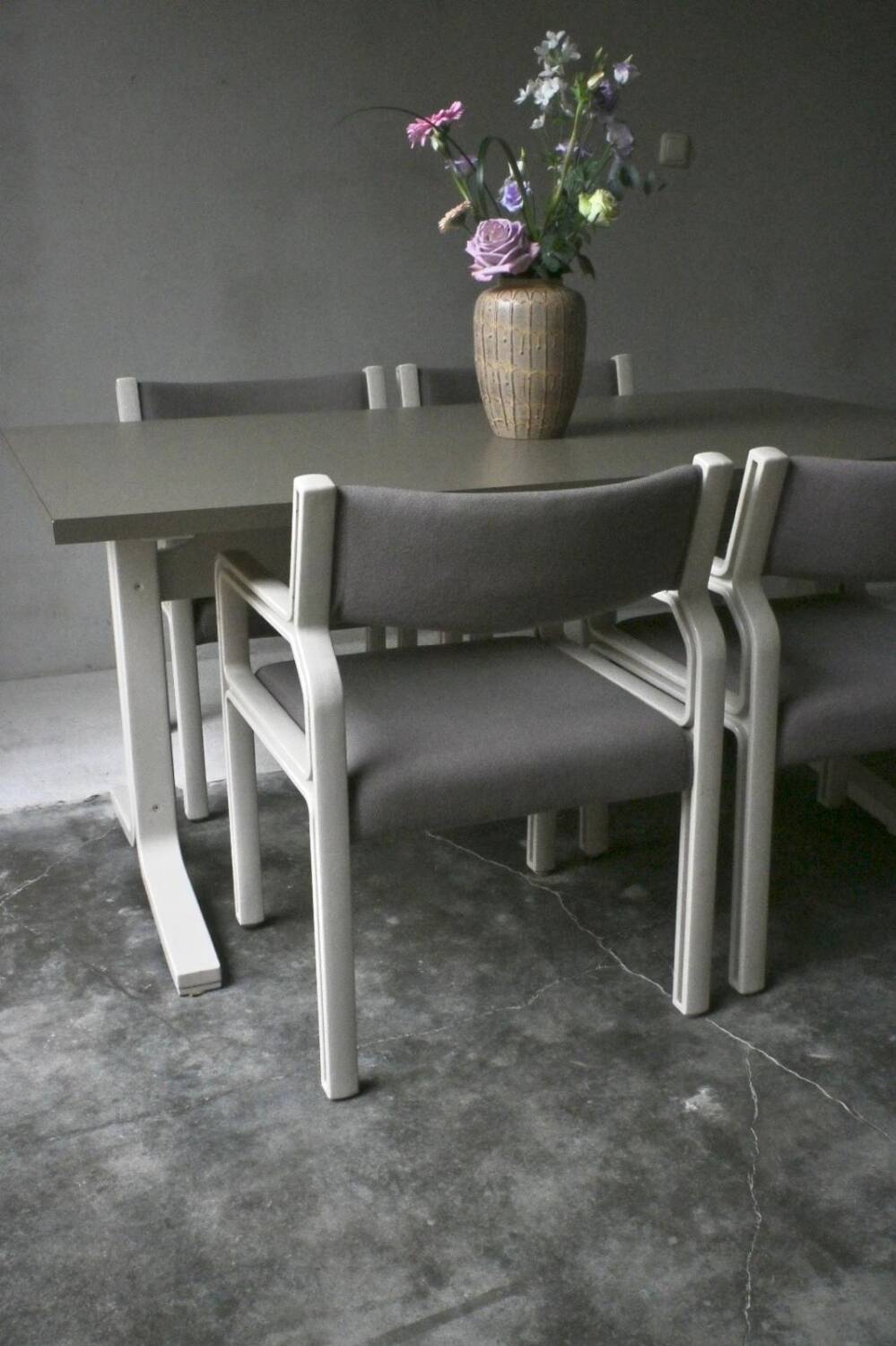 Dining table set and 4 dining chairs by Pierre Mennen for Pastoe.