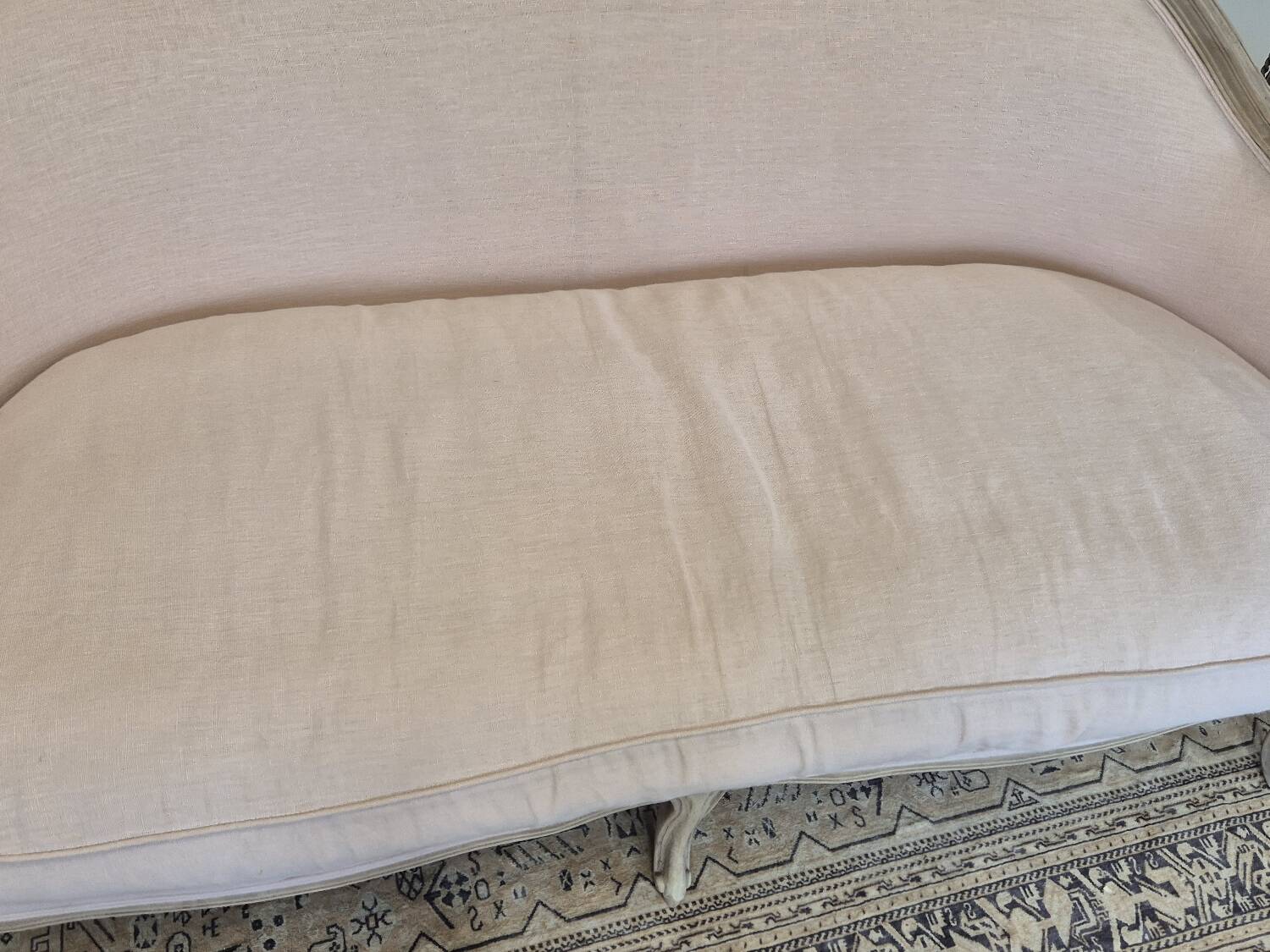Louis XV style bench sofa in pink fabric and burlap