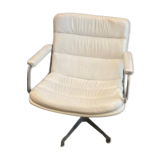 Fauteuil vintage en cuir blanc et acier d’Artifort. Design néerlandais