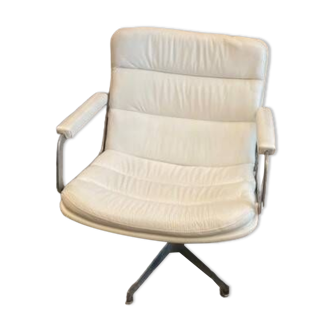 Vintage White leather and steel swivel chair from Artifort. Dutch design