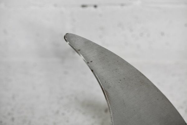 Table basse ''space age''. Piètement acier, dalle de verre. Circa 1970