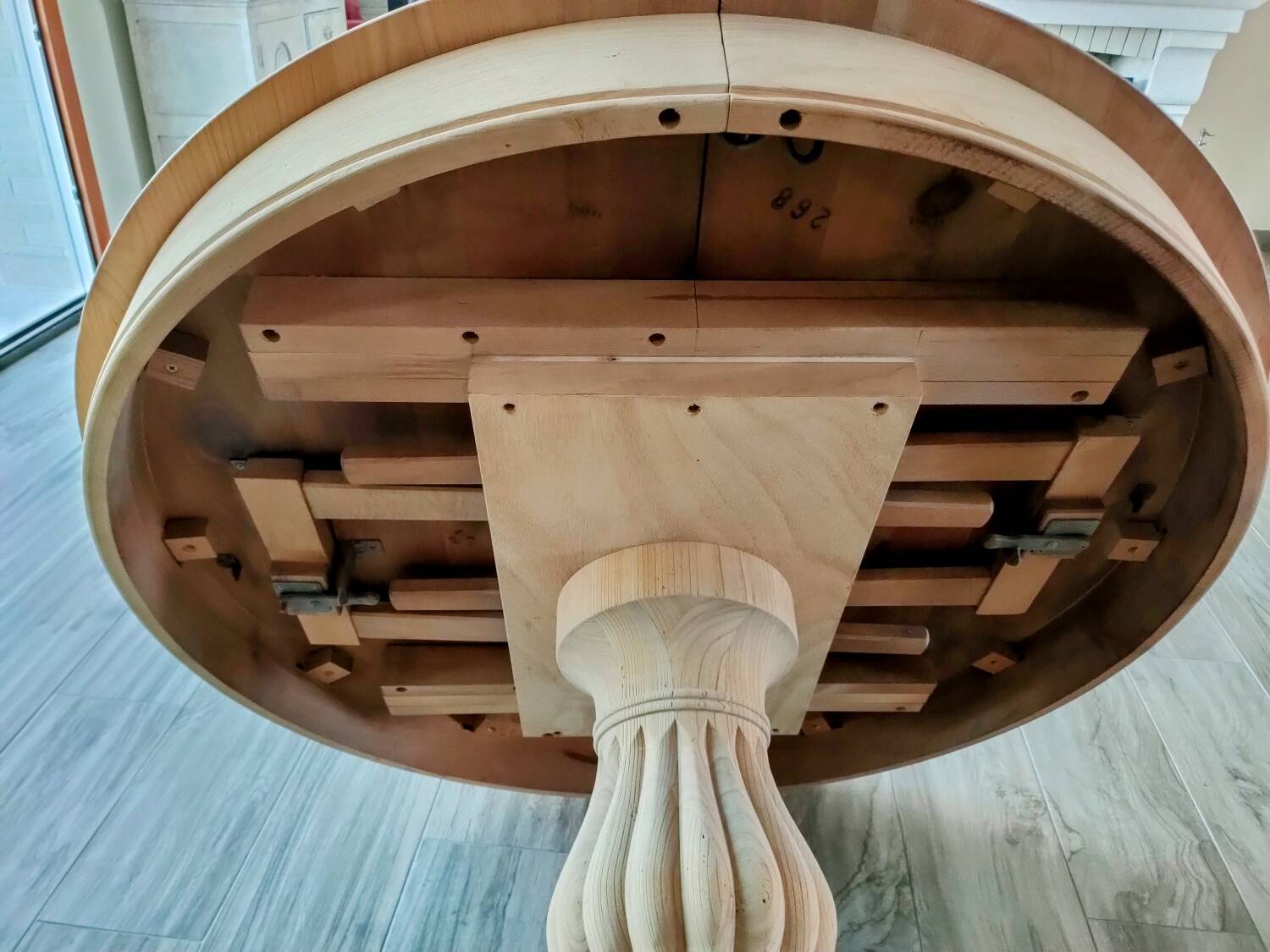 Round table with central leg