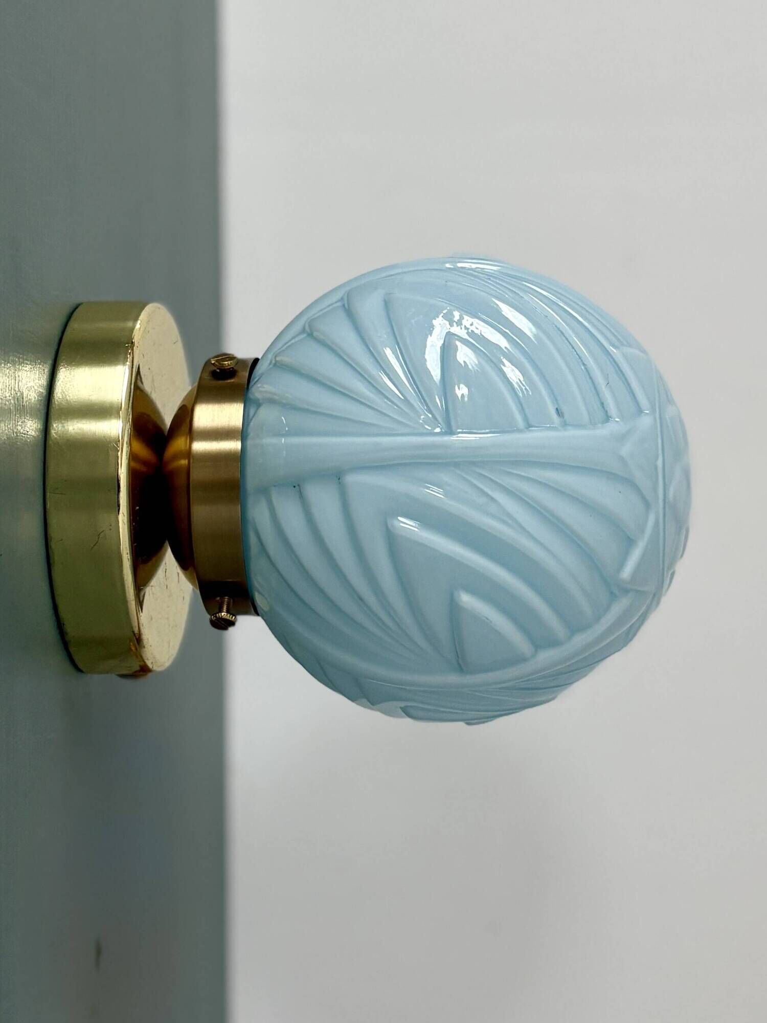Applique globe vintage art déco en opaline bleue