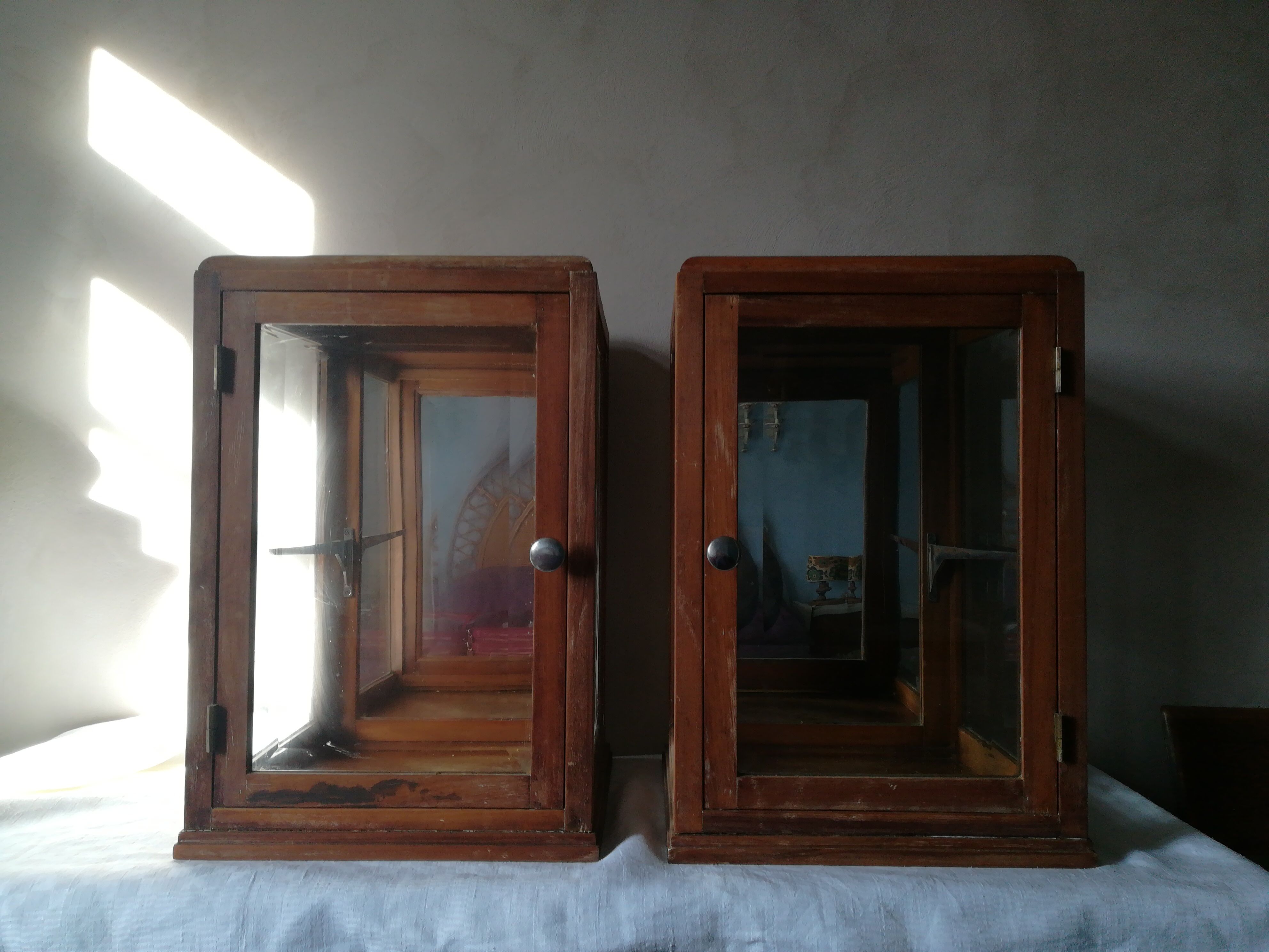 Paire de vitrines en noyer art deco