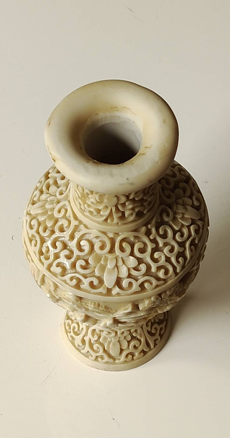 Chinese Baluster Vase. In beige cinnabar lacquer. Dimensions: 17 x 9 cm