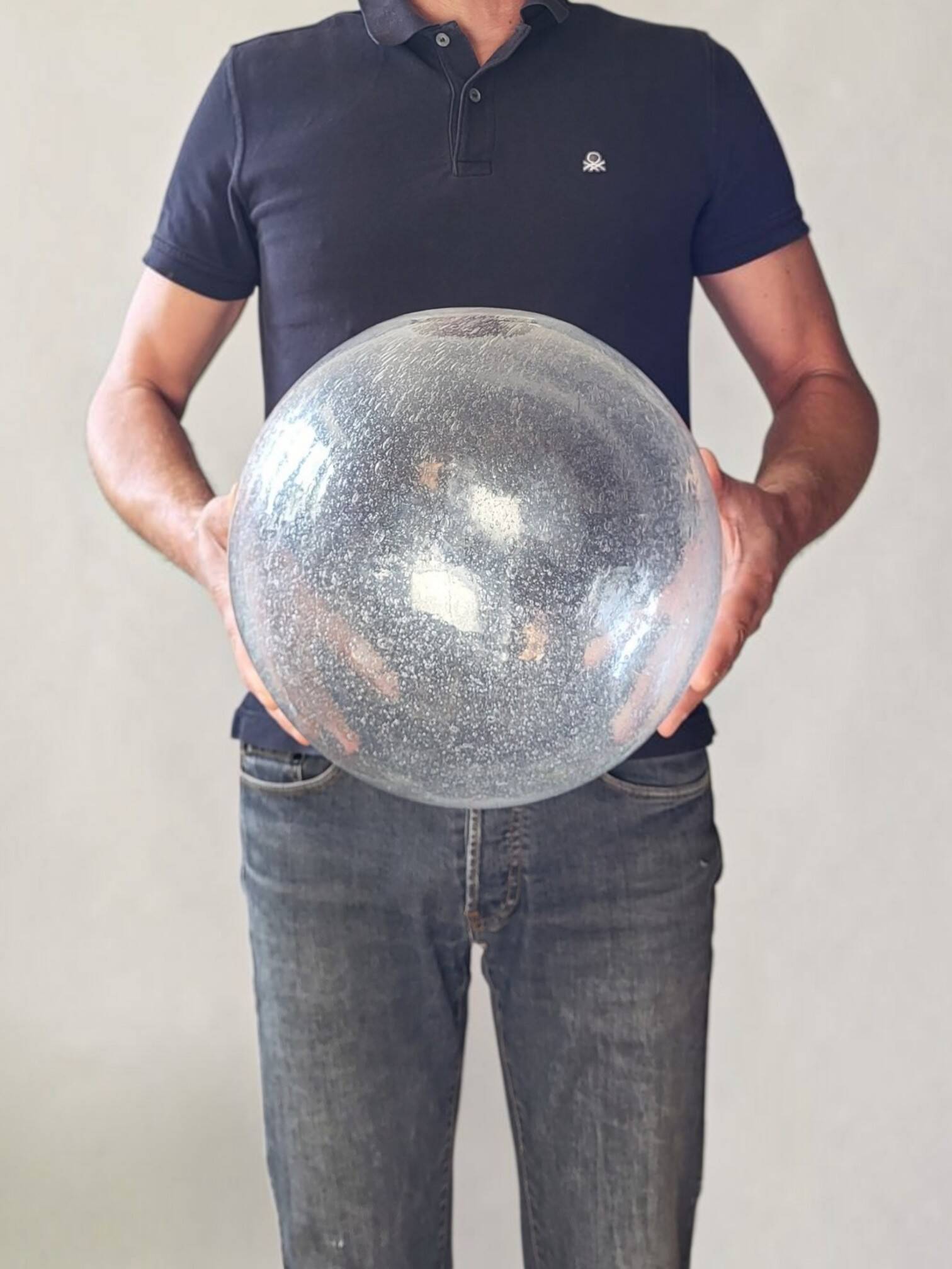 Suspension globe en verre soufflé bullé, monture chromée