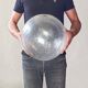 Suspension globe en verre soufflé bullé, monture chromée