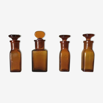 Set de 4 anciennes petites bouteilles en verre teinture d'iode avec bouchon