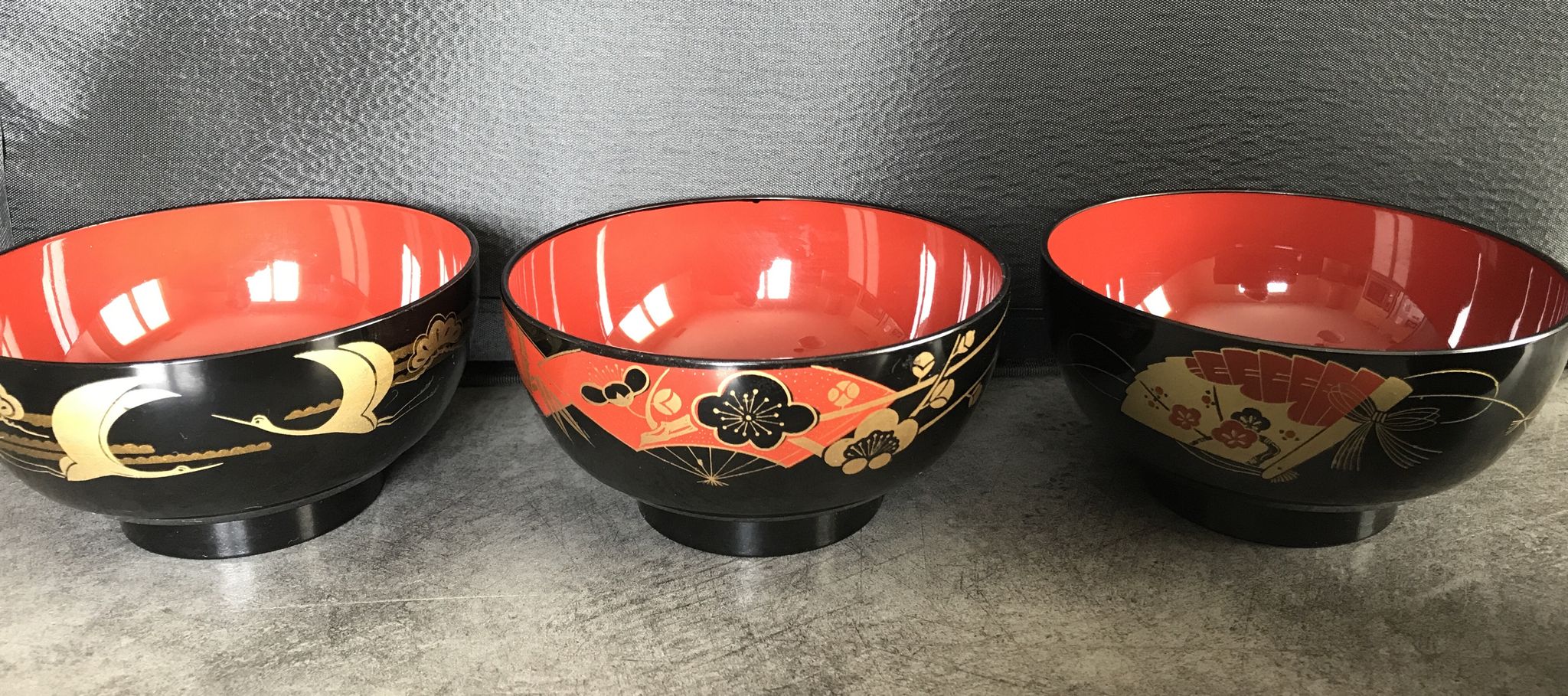 Set of 4 japanese bowls in lasewood decorated with black and red paint