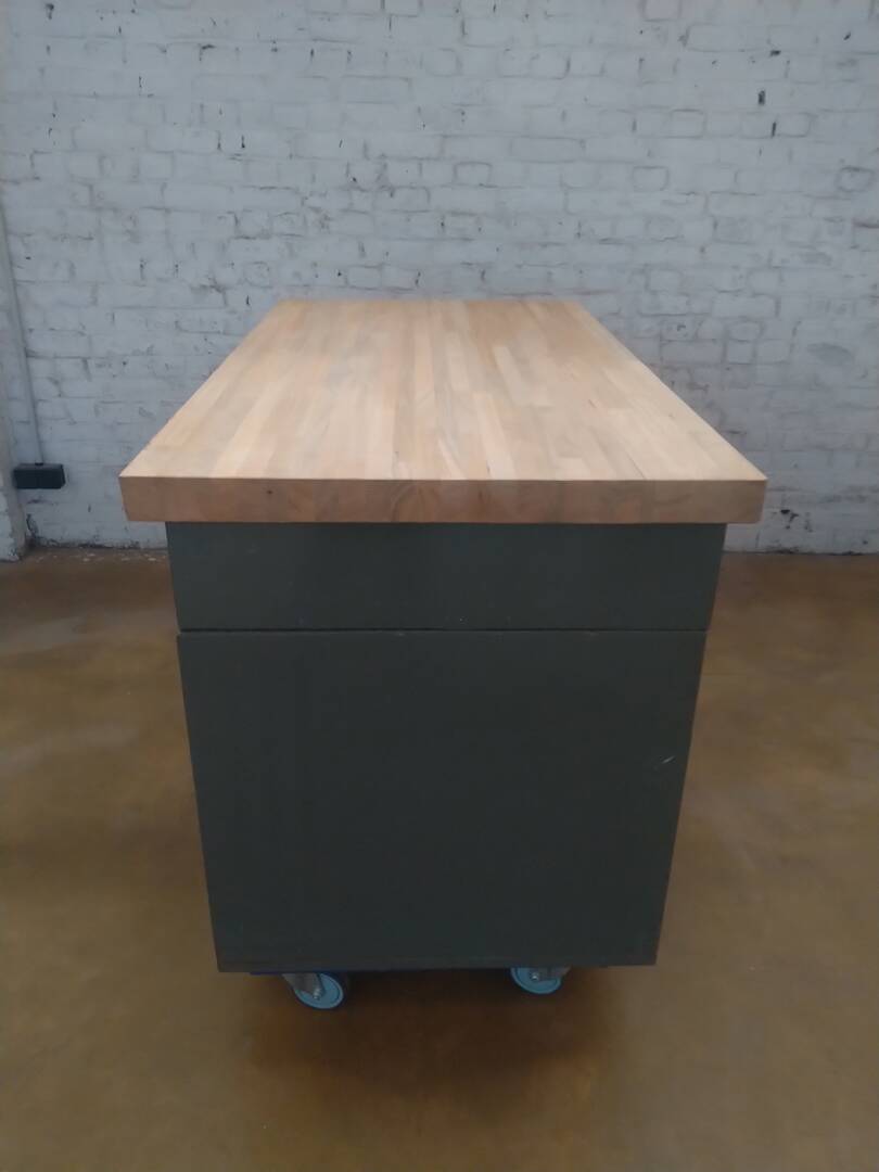 Bureau en métal avec plateau en hévéa