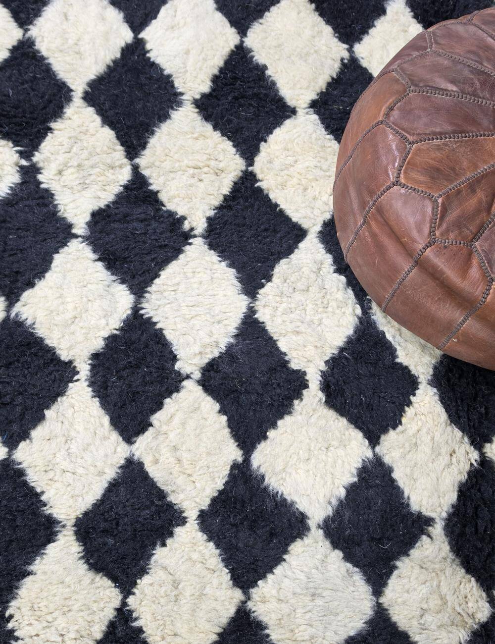 Black and white checkered rug - 300 x 260 cm