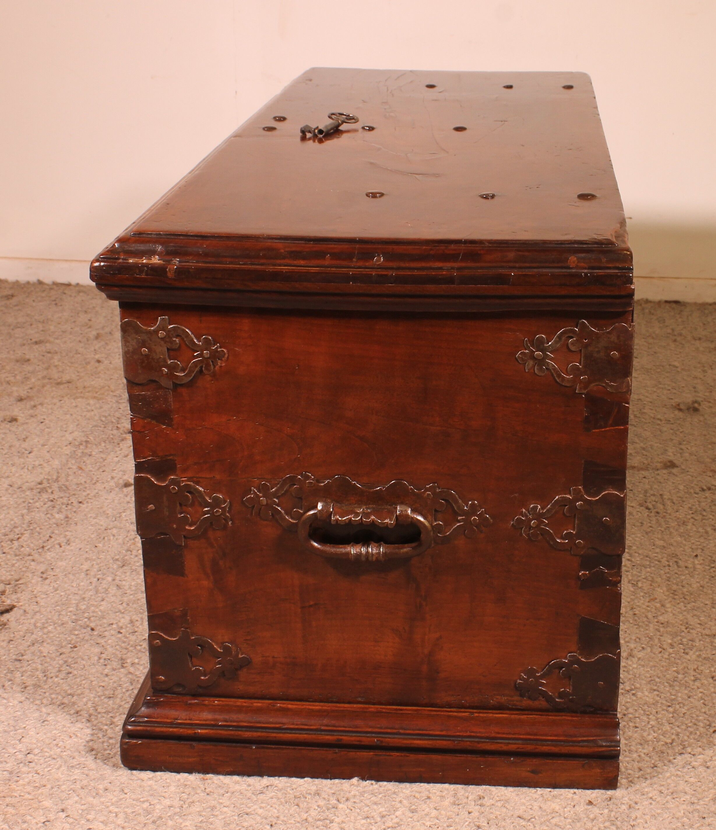 Spanish Renaissance chest in walnut - 16th century