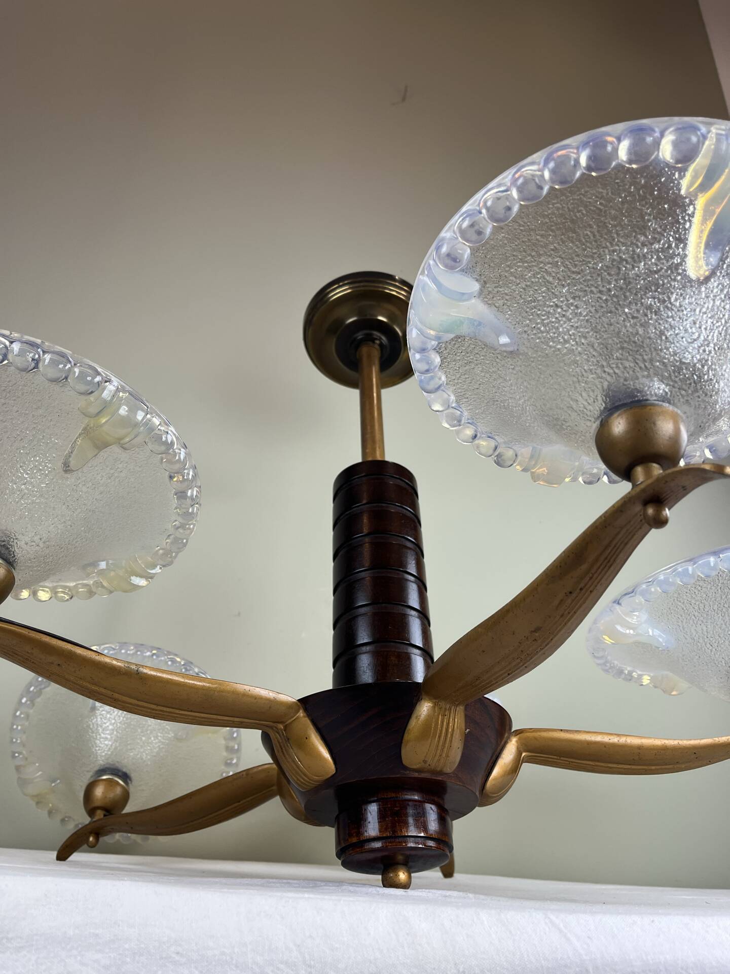 Lustre moderniste français en bois, laiton et verres opalescents