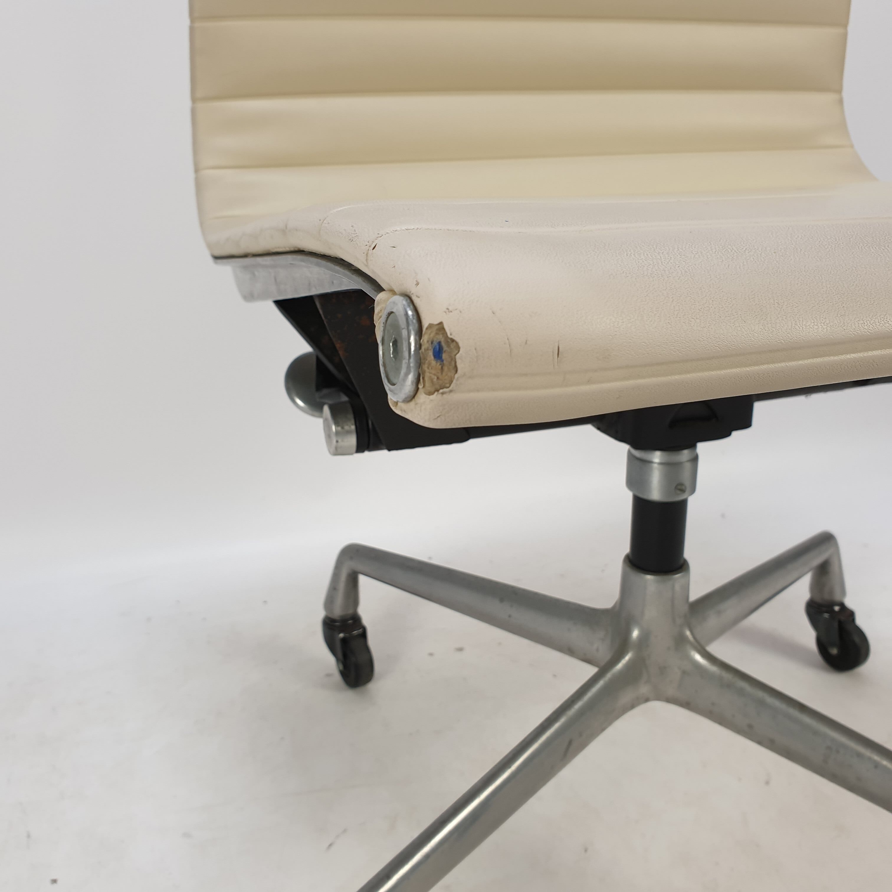 Swivel armchair by Charles & Ray Eames for Herman Miller, 1960
