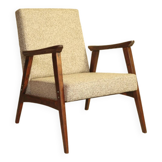 Fauteuil scandinave en bois vintage design oryginal 1970 tissus granola beige fauteuil pour le salon après rénovation