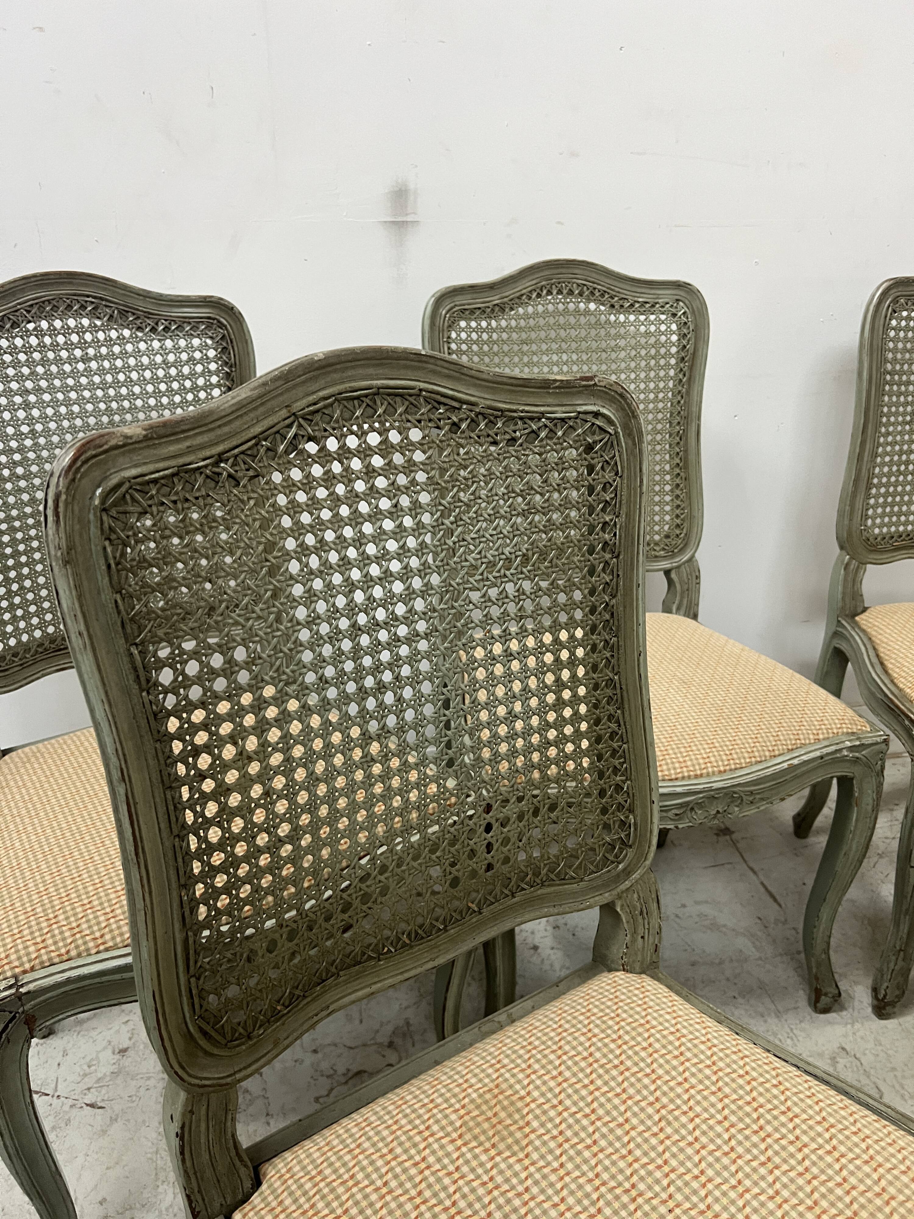 Suite de six chaises de style Louis XV en hetre laqué XX siècle