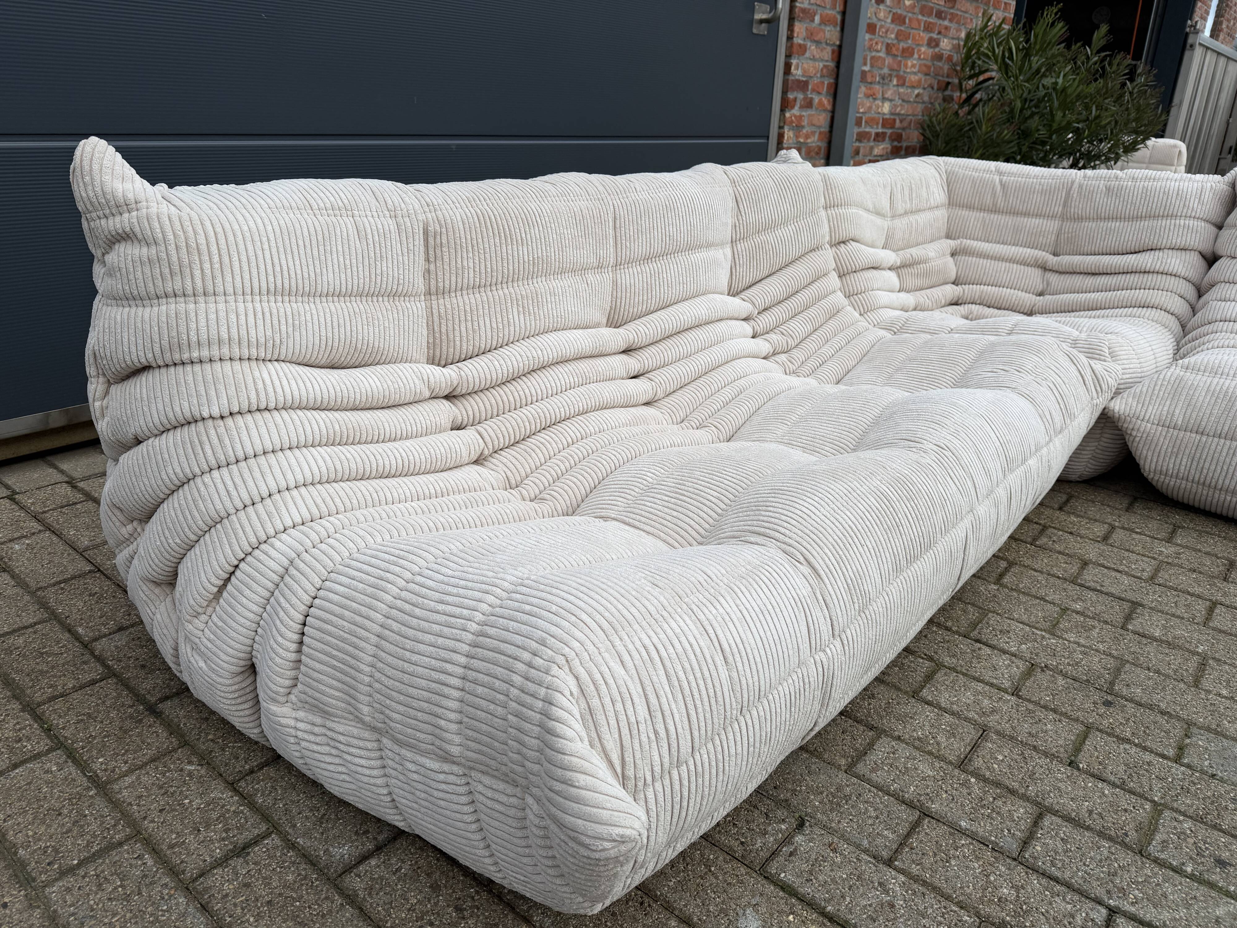 Ligne Roset Togo 3 places, 2 places et d'angle en velours côtelé beige