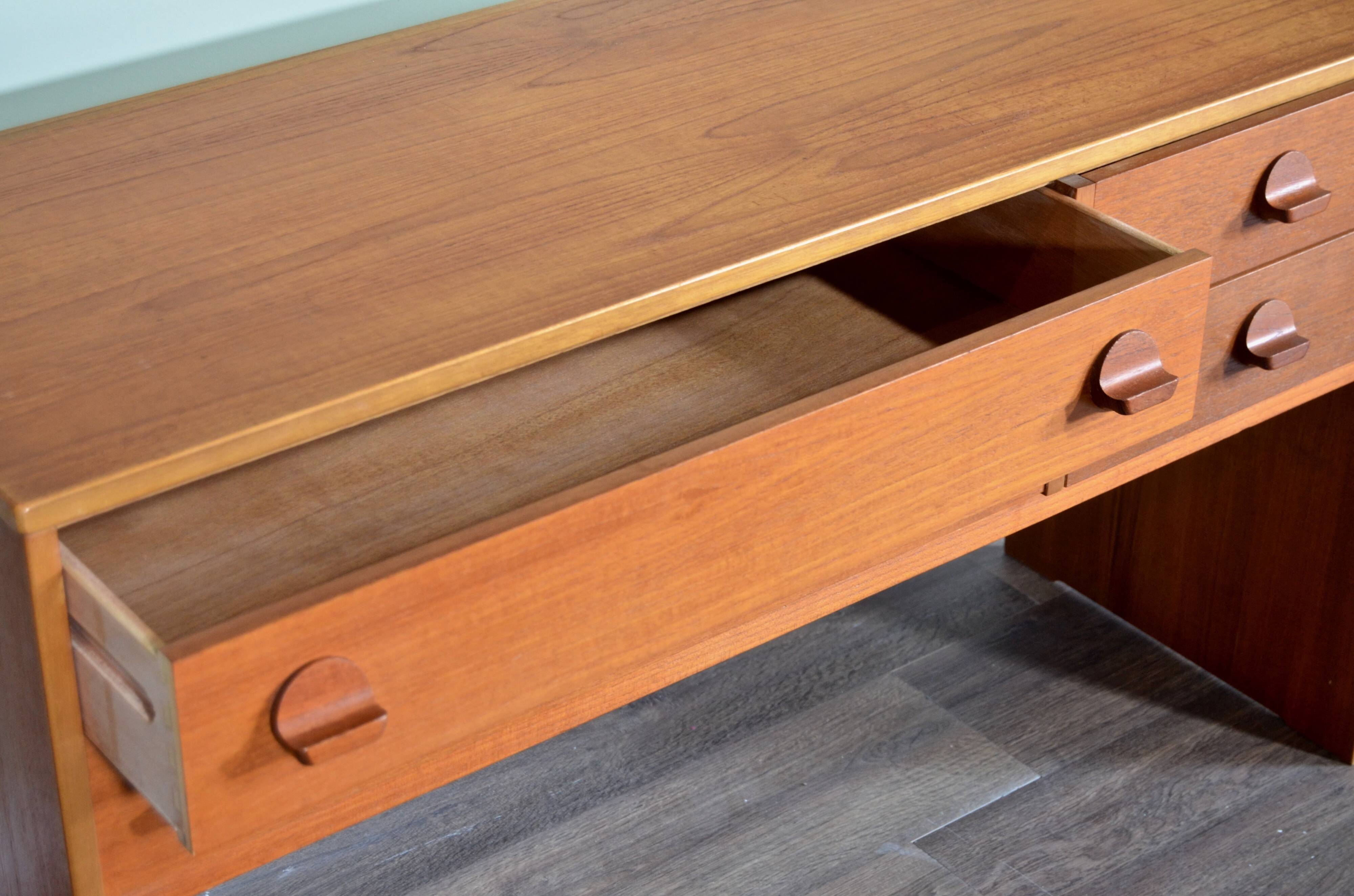 Console/Coiffeuse/Tiroirs/Siège en teck vintage « Cerf » du milieu du siècle