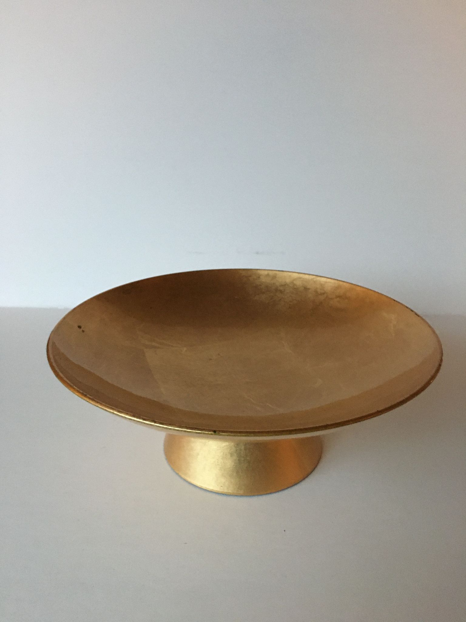 Coupe sur pied laque et feuilles d’or