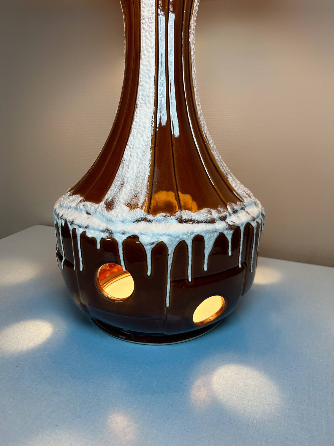 Lampe de sol céramique et bouclettes années 70