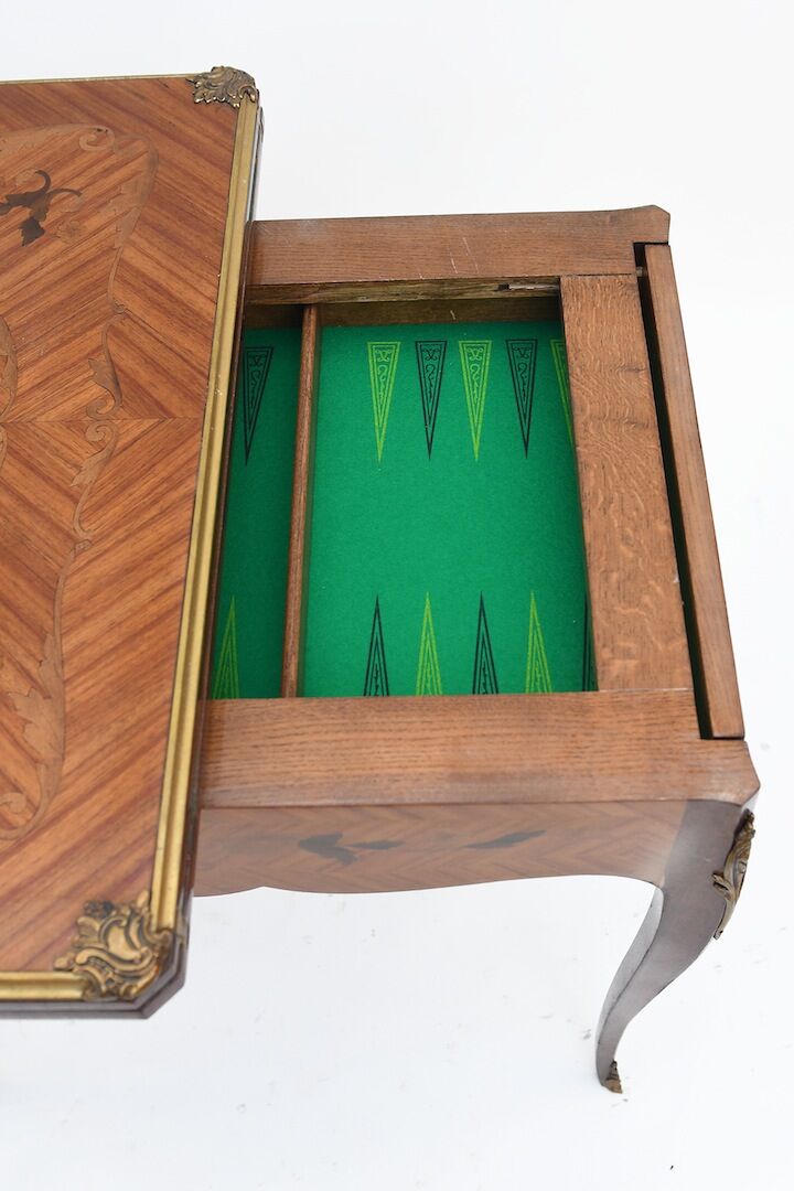 Table play in marquetry