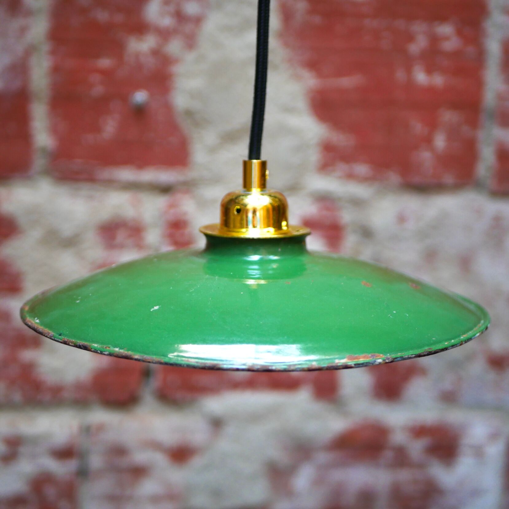 Industrial suspension in green enamelled sheet metal