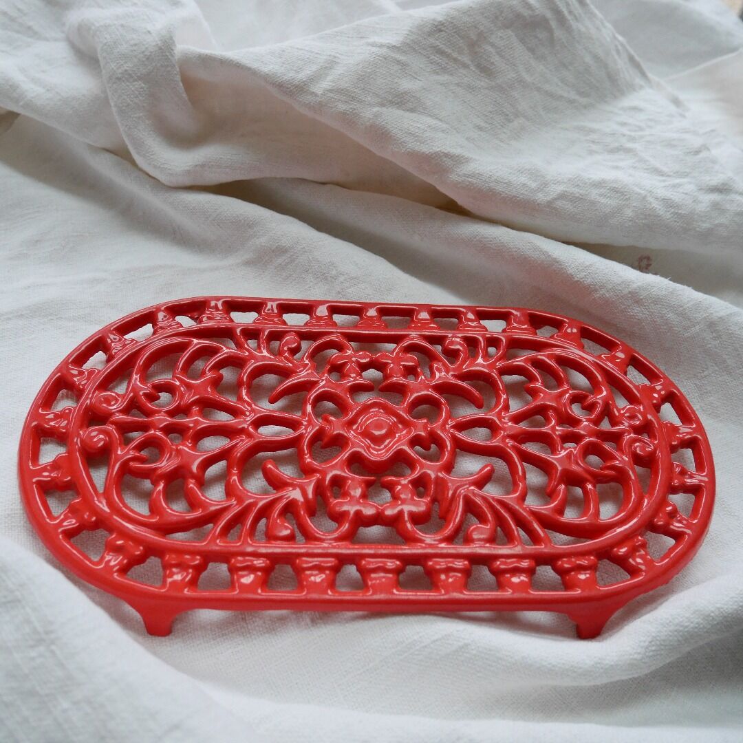 Cast-iron table mat