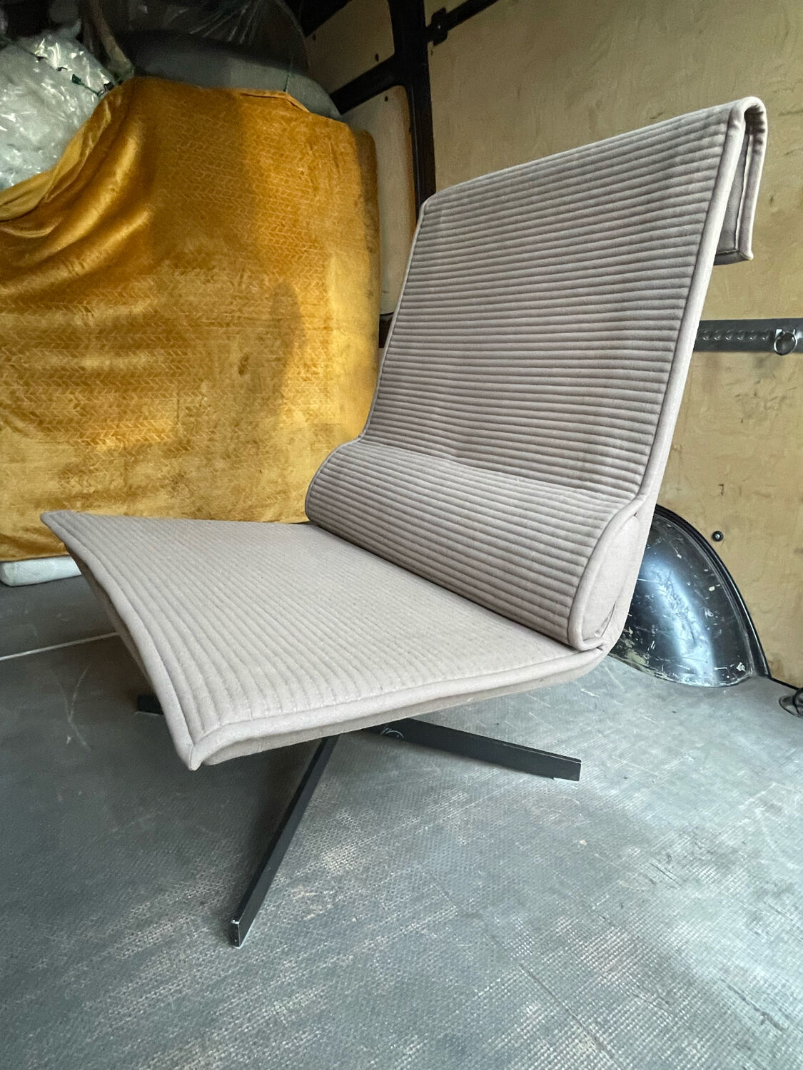 B&B Italia swiveling chair in beige hopsack