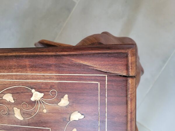 Table basse en palissandre décorée de têtes d'éléphant