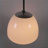 Lampe d'école ancienne avec une grande boule en verre opale, années 1930