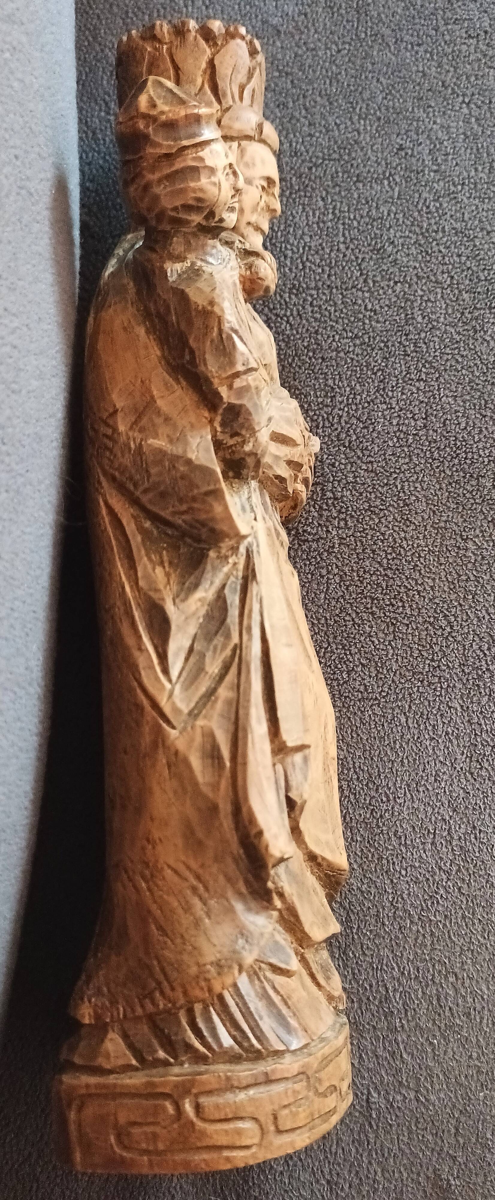 Statuette de la Vierge à l'Enfant en bois sculpté –24,5 cm– Vers 1955-1975
