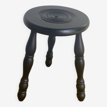 Tripod stool with table seat.