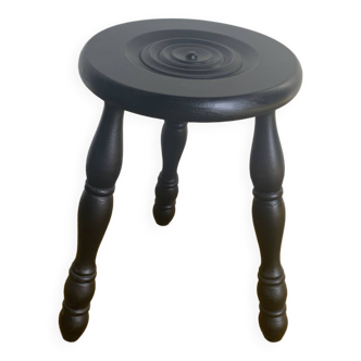 Tripod stool with table seat.