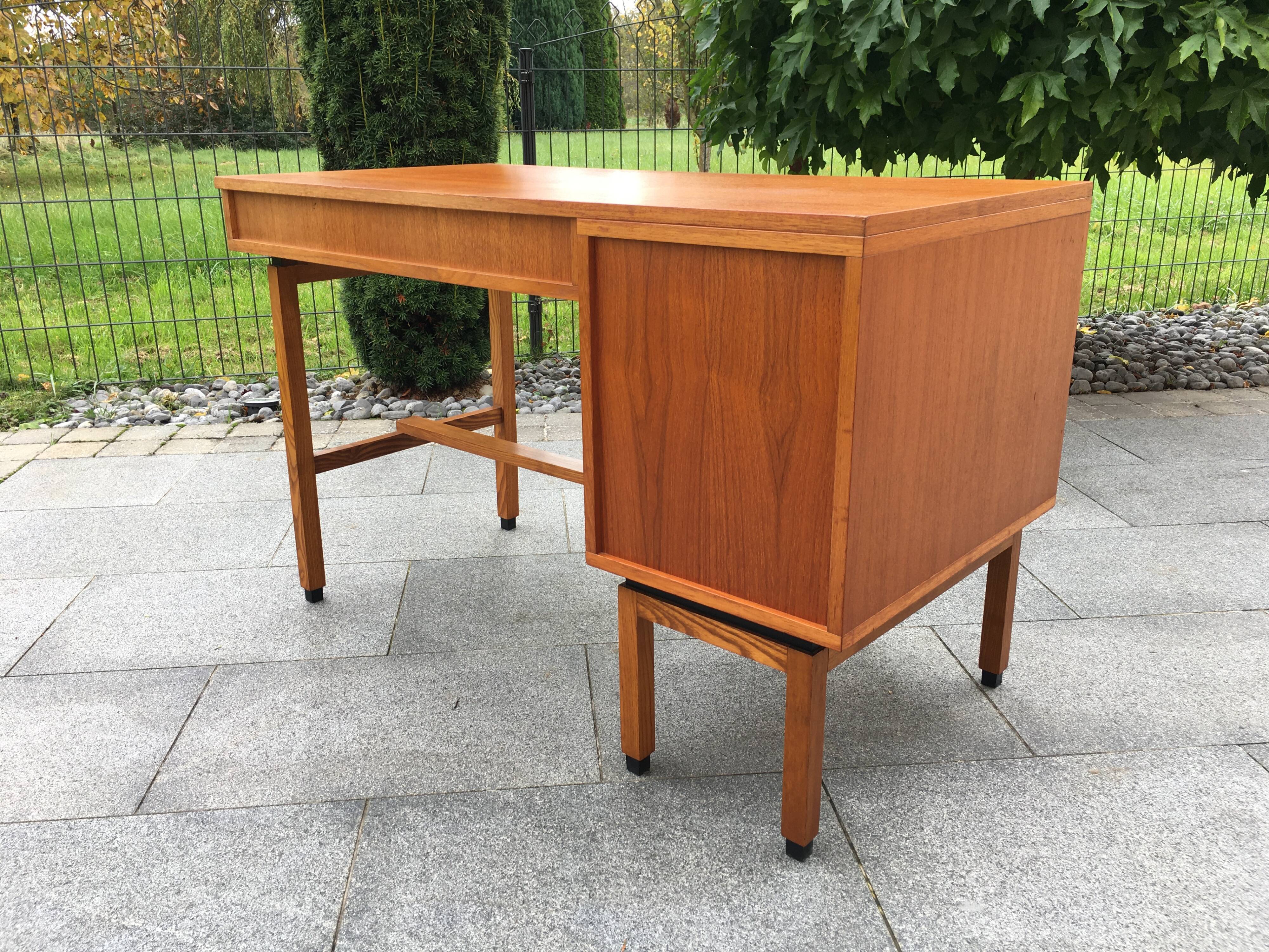 Bureau moderniste MDK en teck Belgique années 60