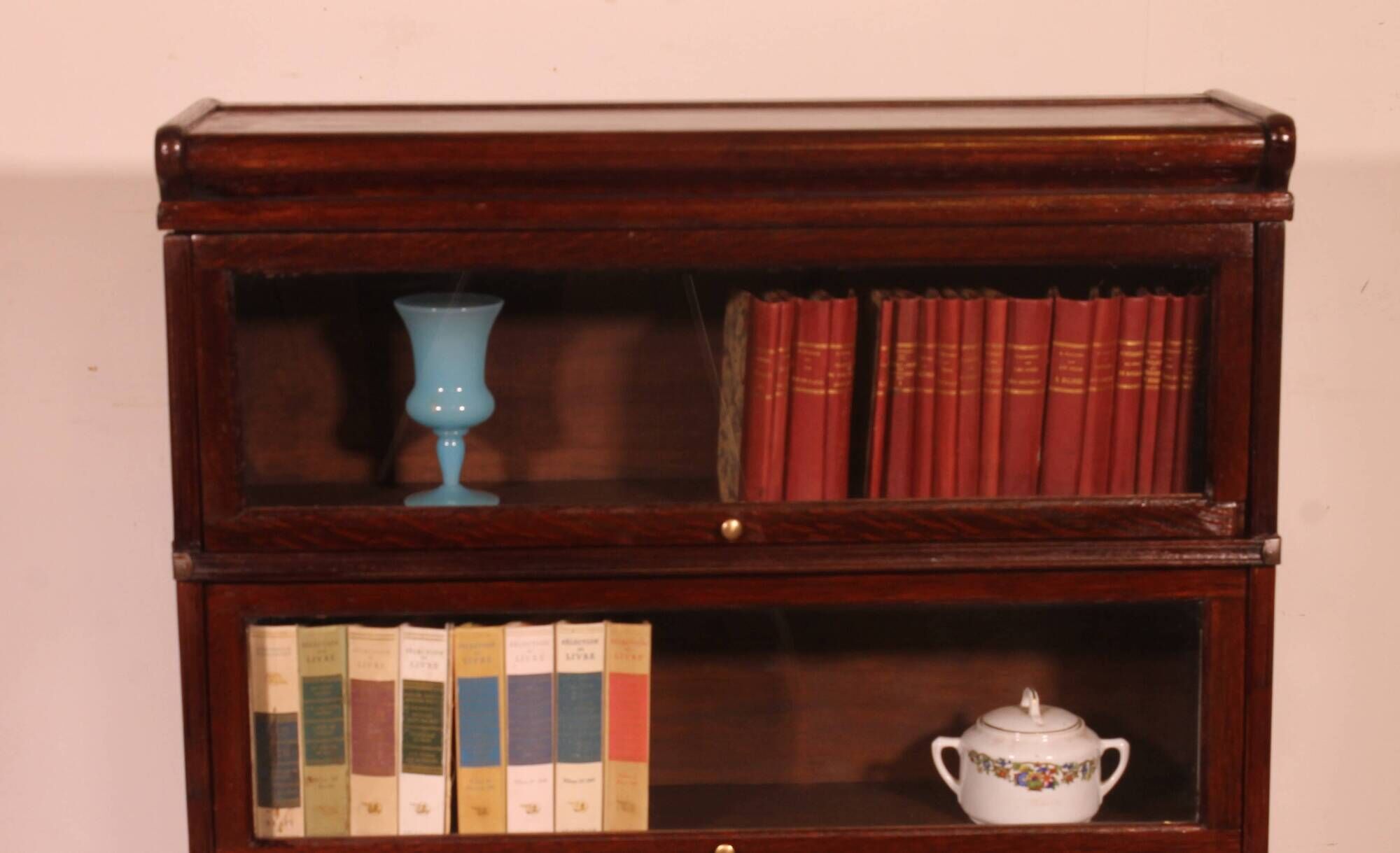 Globe Wernicke Library in mahogany, consisting of 3 pieces.